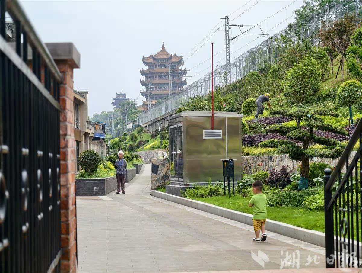 武汉文旅资讯【蛇山山麓新步道开放，拍黄鹤楼有了宝藏新视角】近日，武昌区蛇山山