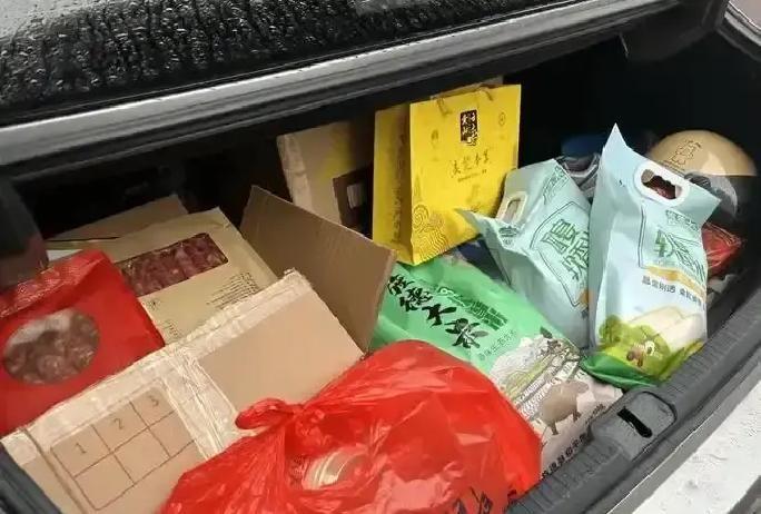 大爷推着拉杆车一天跑两家银行六趟，5万现金来回倒腾，净赚30斤大米。视频里他先