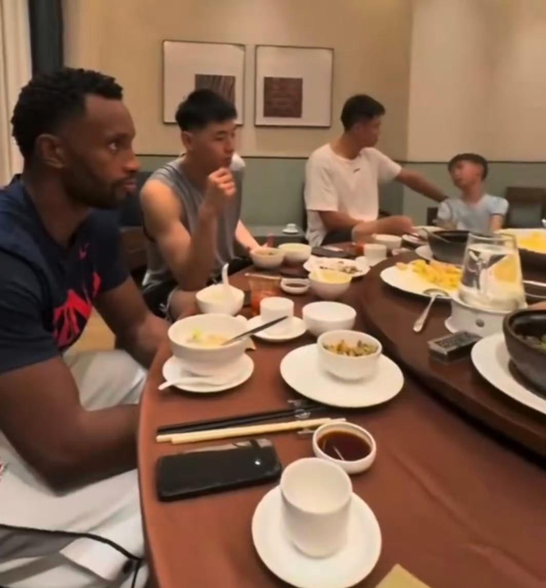 广东宏远男篮集体聚餐轻松观看CBA联赛揭幕战，外援弗格表情平静。10月16日