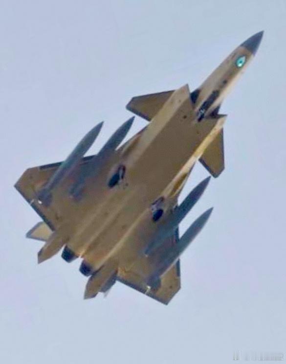 这两天火气有点大呀，蓉城的天空又飞来一架新生产的歼-20。这架歼-20应该是最新