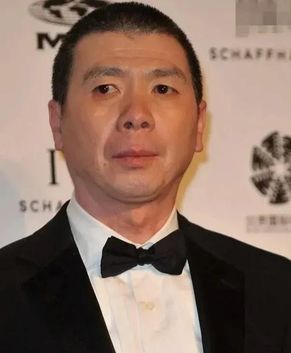 一次冯小刚去医院探望朋友彼时的冯小刚，还不是叱咤影坛的“贺岁片之父”，只是影视