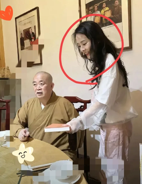 释方丈和夫人的同框照居然被扒出来了！照片里，释夫人年纪轻轻，肤白貌美又端庄，