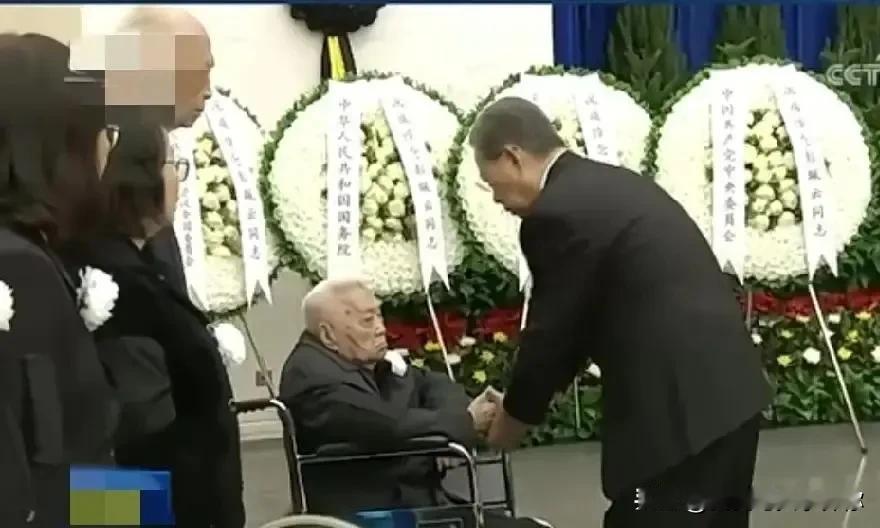 九十九岁的王汉斌，坐着轮椅来到八宝山，送老伴彭珮云最后一程。花圈上只有四个字，