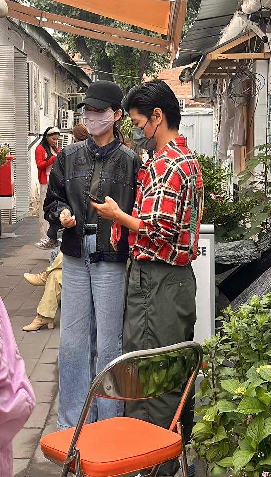 近日，有位网友在北京偶遇张晋、蔡少芬夫妇，两人去一家饺子馆吃饭，拍到了这一温馨画