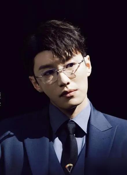 事实证明，有些人进组是来救场的，有些人上班是来现眼的。代旭在那部戏里满打满算