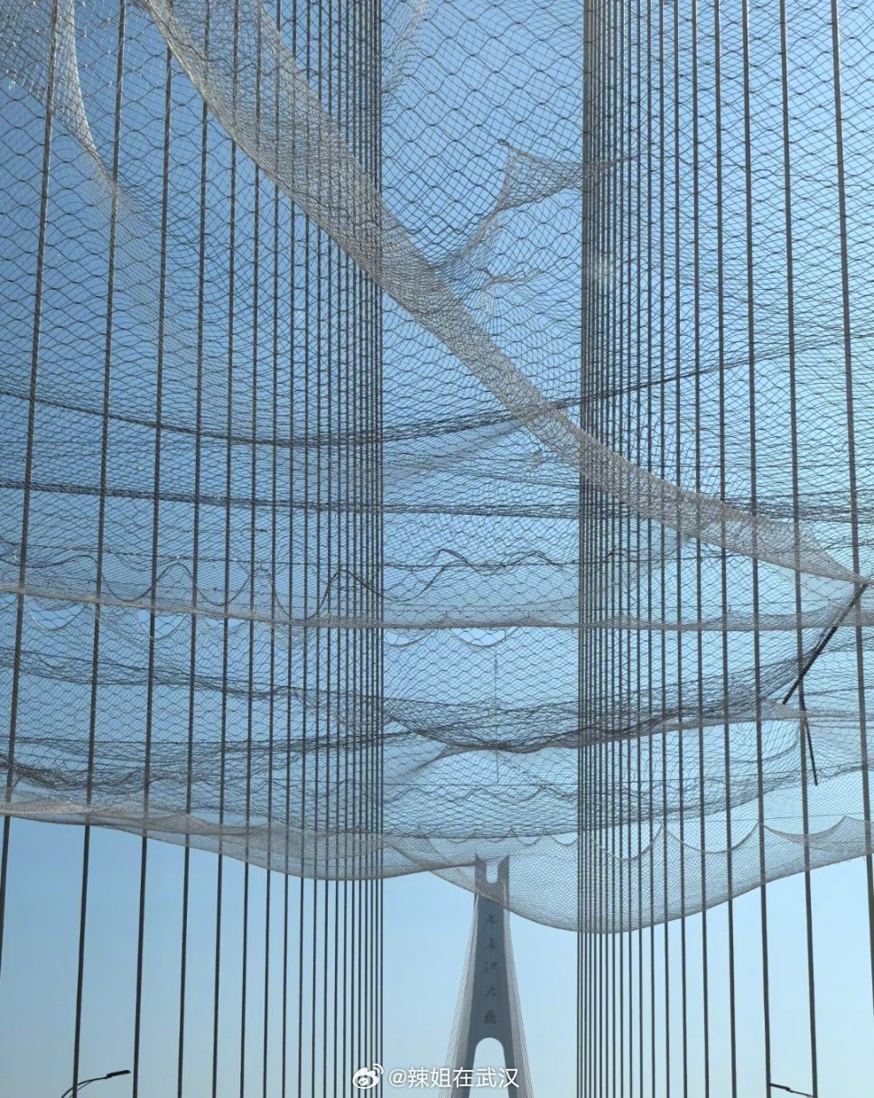武汉武汉二七桥这是在干啥？提前防冻雨吗？😳武汉