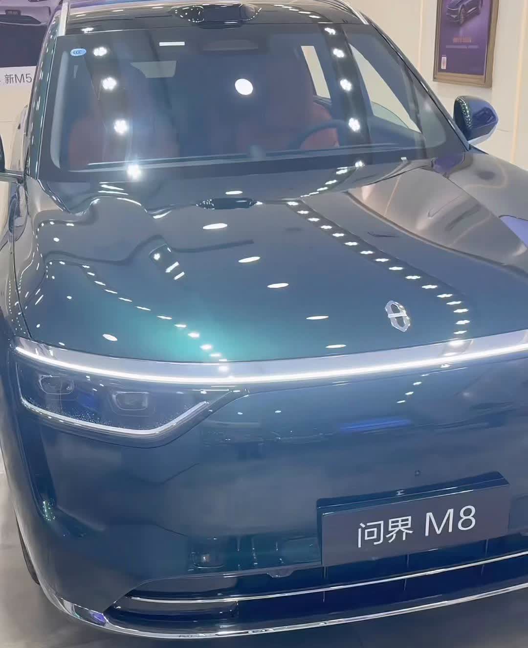 这M8绝对是卖爆，我觉得问界M8比问界M9好看太多了。这个腰线是真的好看，太尊了