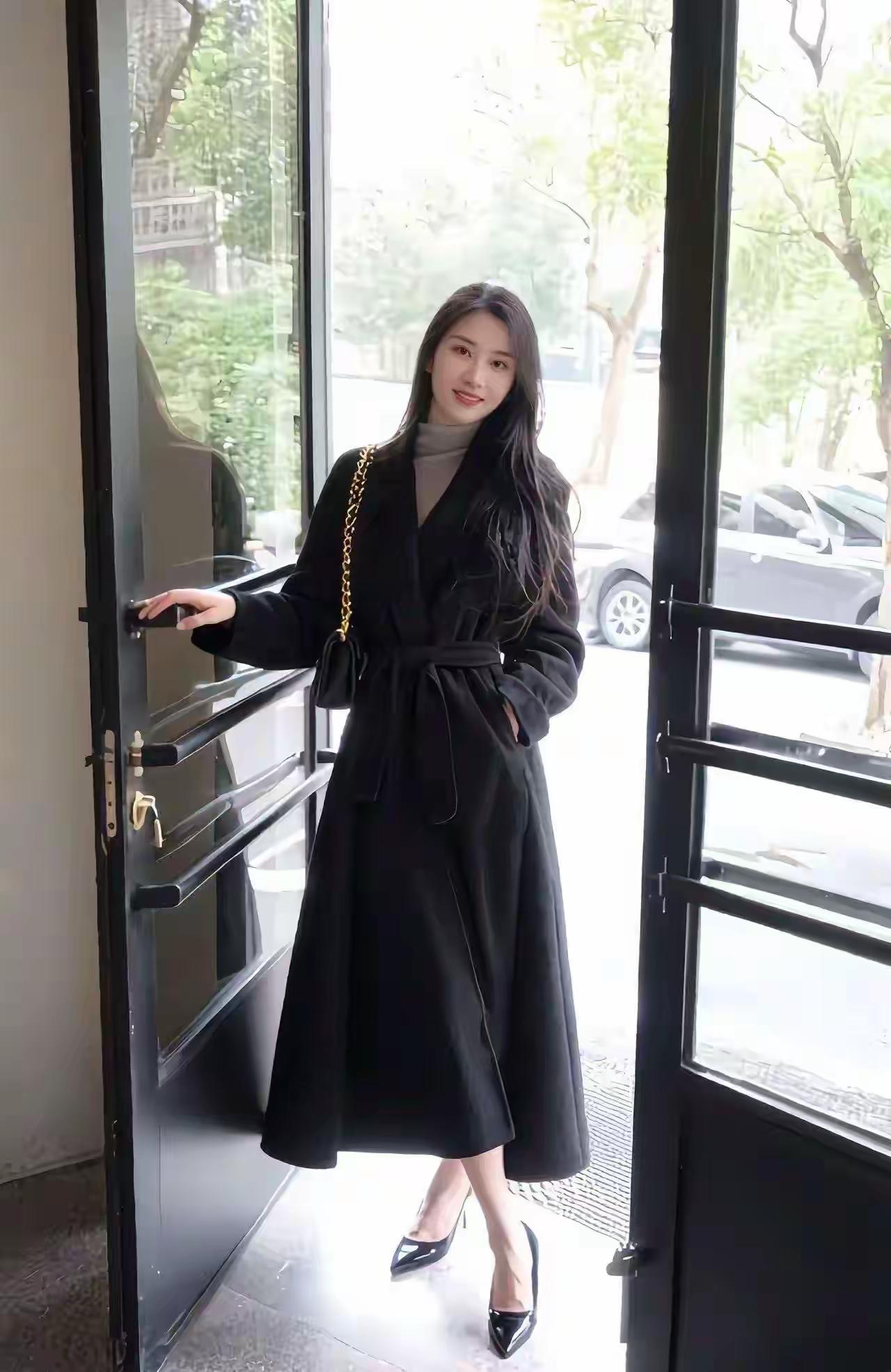 优雅黑衣少女，都市风范，时尚街拍如何拍摄出有趣的人像照片什么样的才算是美女如