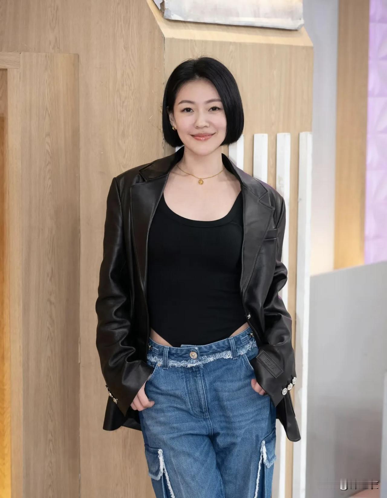 小s其实就是很会聊天，并不是真正的主持人技巧，所以她之前在大晚会和蔡主持也还是那