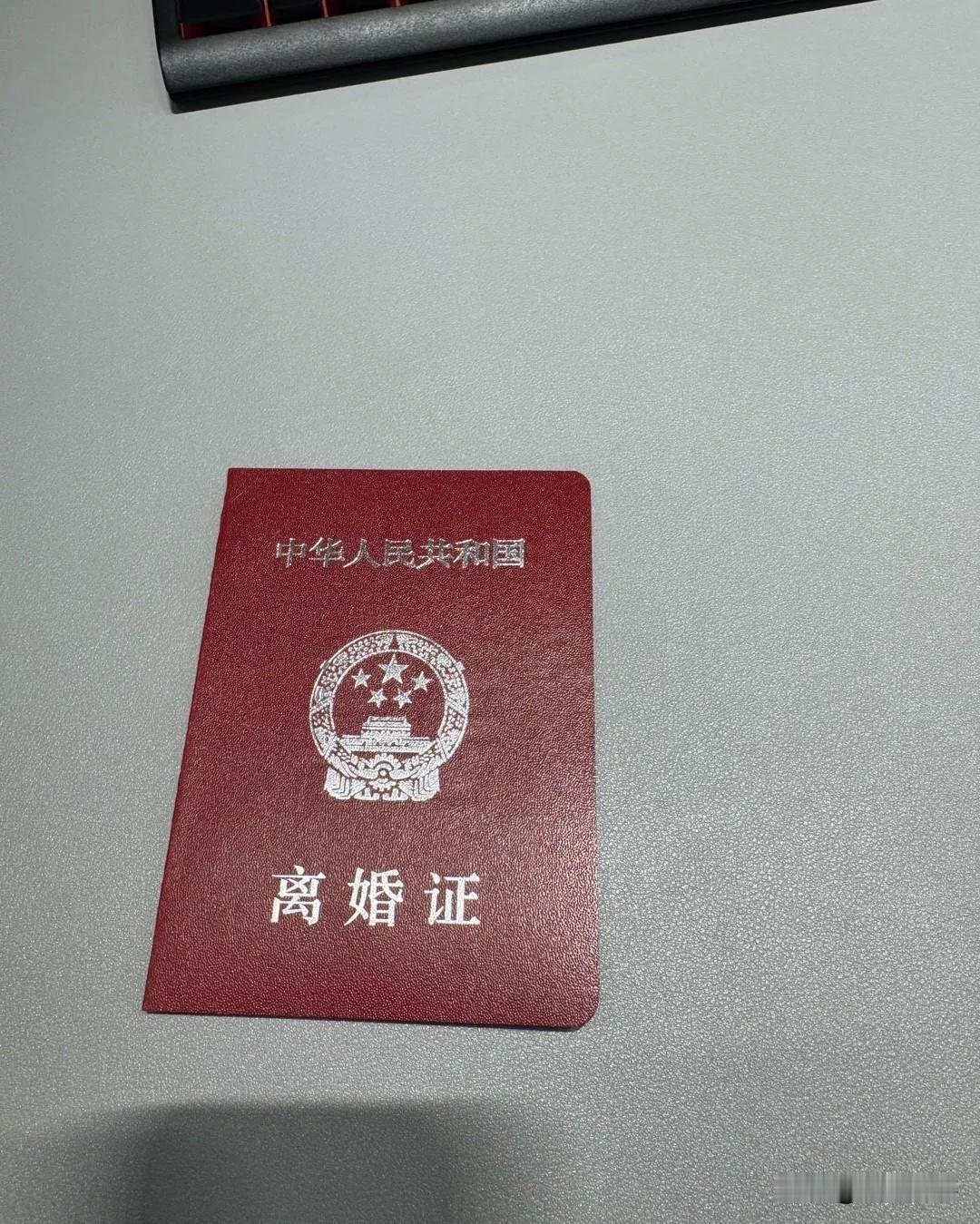 离婚证领完，巴扎黑、小冠军痛哭流涕！间，巴扎黑在ks
