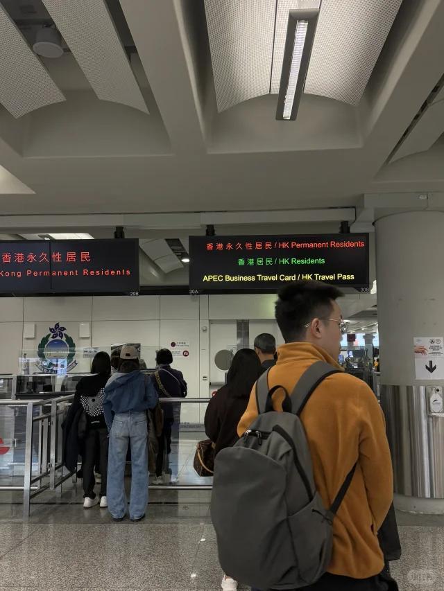 女同事怀孕三个月的时候，和她老公去香港。入境的时候，人家问她有没有怀孕，她老公