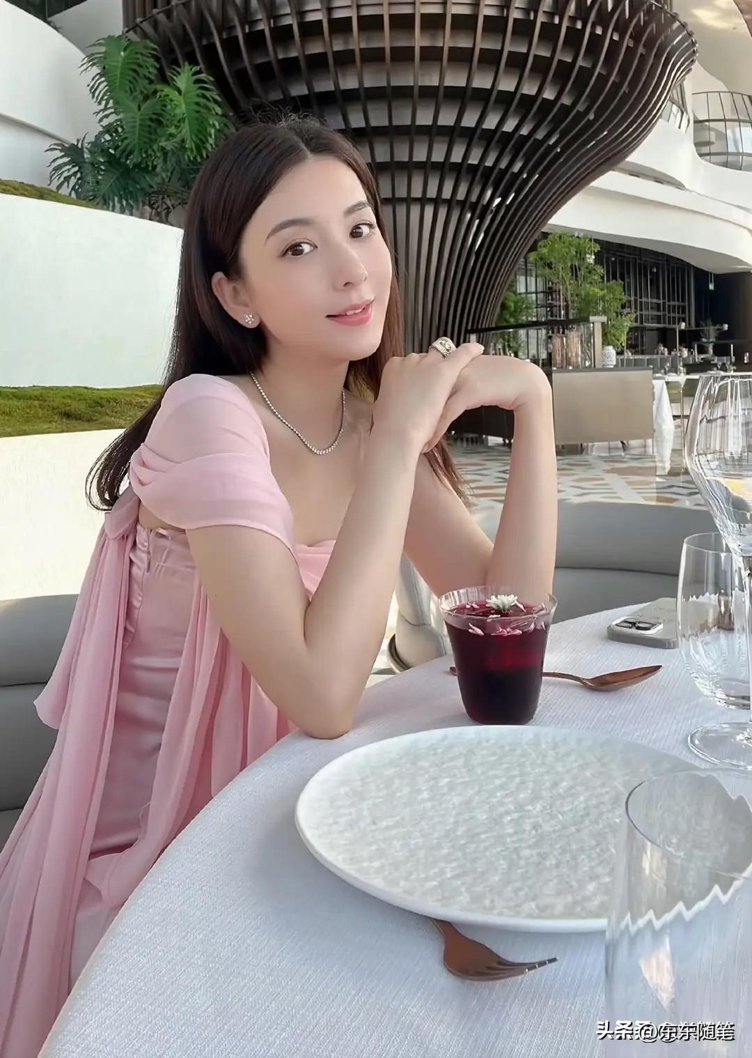 郭富城娇妻方媛的一组路人抓拍在网络上疯传。没有工作室精修，没有特定角度，在路人随