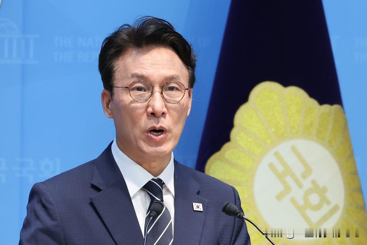 7月7日，韩国前国务总理金民锡深陷戒严投票缺席争议，共同民主党内部派系博弈随党首