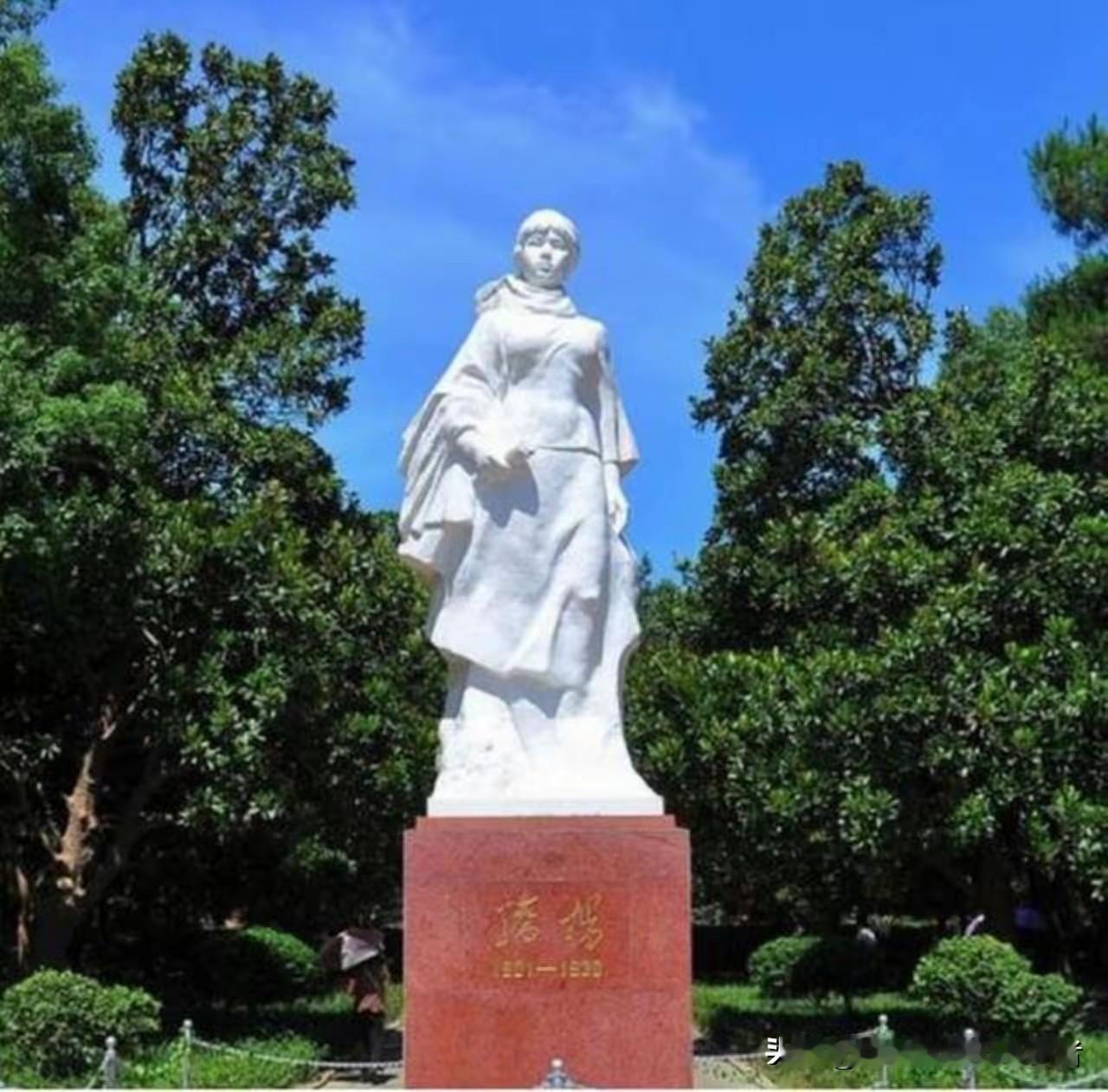 1990年9月，北京房山的荒草丛里，几个湖南干部扒开半人高的杂草，猛地定在原地，