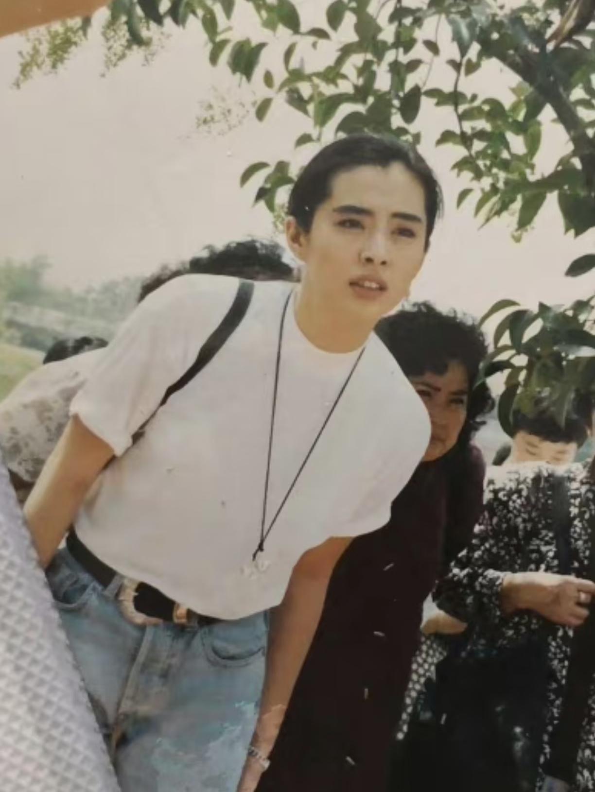 王祖贤回乡探亲的留影，这一张照片拍摄在1992年8月29日，地点是安徽舒城县柏林