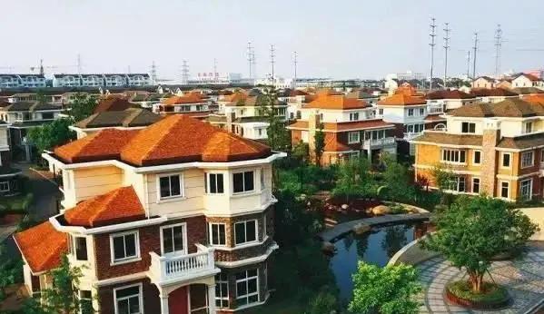 建房子真不能只看贫富，气候和自然环境太关键了。就拿光照来说，在北半球中高纬度，房