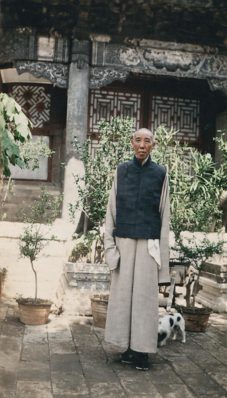 这张老照片是清末养心殿大总管、宣统帝溥仪的首席太监张谦和，内搭浅色长衫，外穿深色