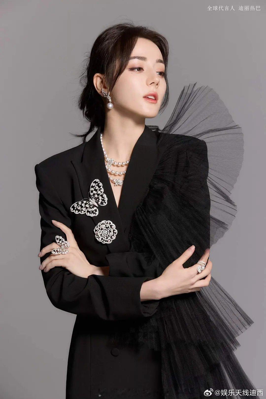 热巴的御木本新图来了，御木本每次拍的88都超级无敌高级和美丽！Dior连发4条