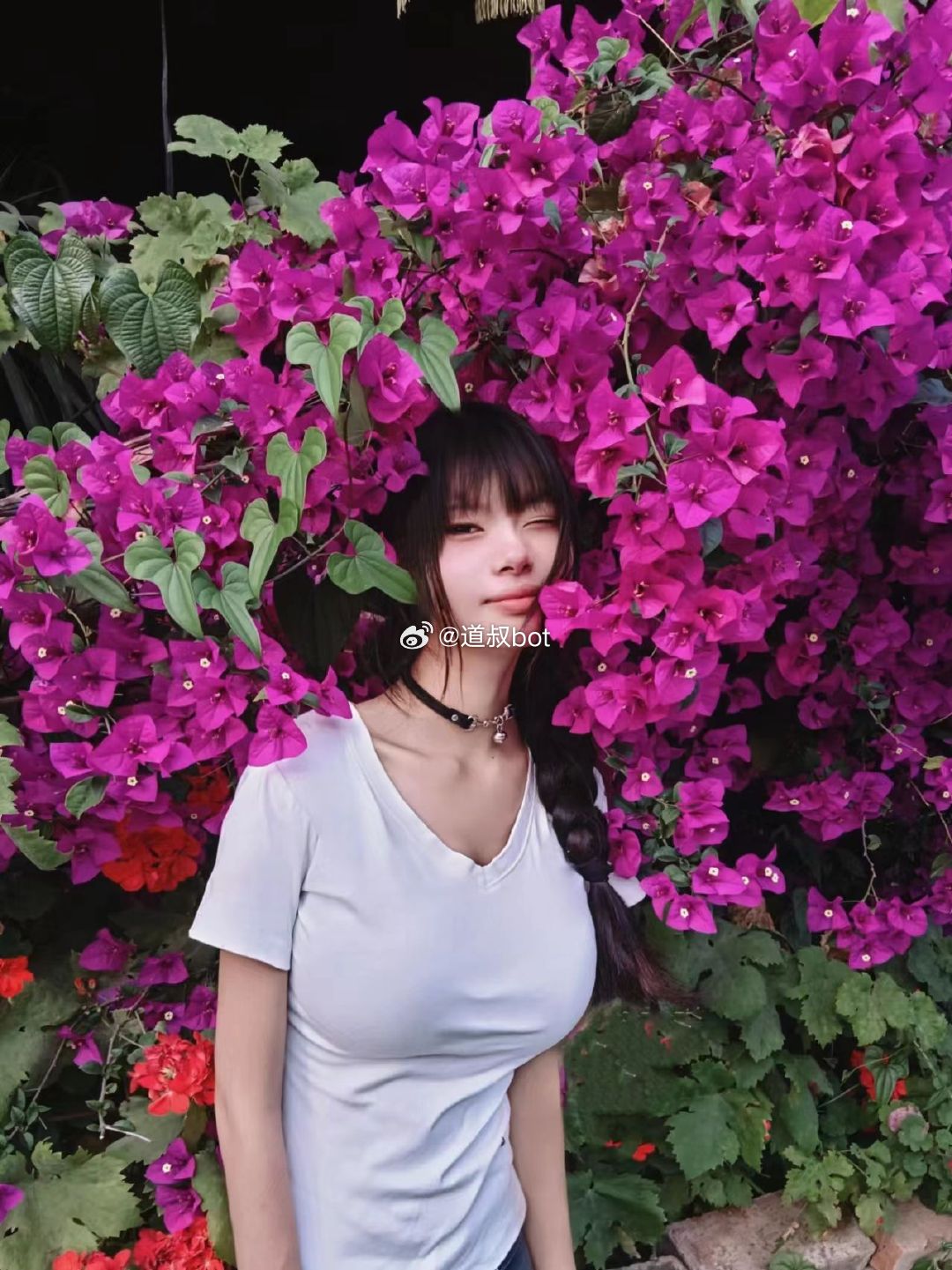 男子曝光自己老婆自杀。网友猜测是出轨了，被前男友教唆卖淫，想不开然后服毒自杀，说她自作孽不可活，老婆
