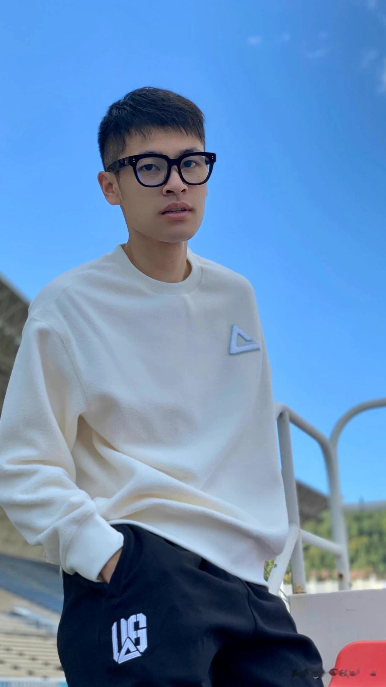 突然刷到宁忠岩的一套穿搭写真，这也太帅了吧，气质一点不输时装模特。他身穿米白