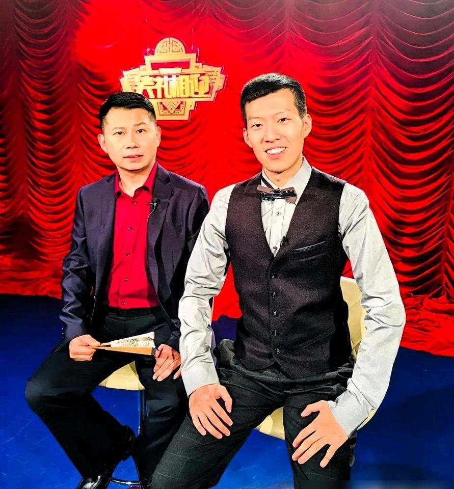 何云伟当年砸了郭德纲的门，如今自己的门被徒弟闫佳宝拆了。他手把手给闫佳宝捧哏，