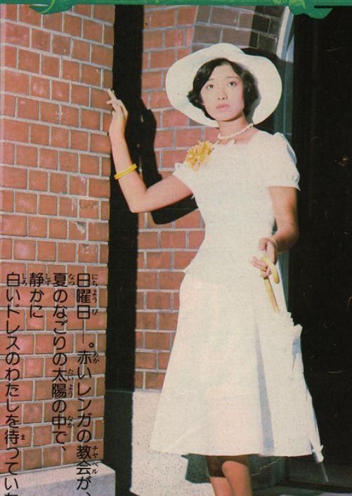 带娃时的山口百惠也是洋气人, 微胖时穿裙子, 美的贤淑清丽