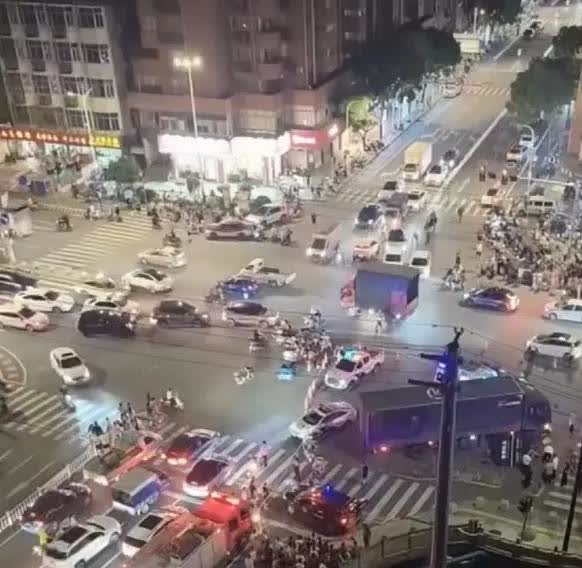 电瓶车与大货车相撞，骑电瓶车女士当场死亡！有多少大车礼让行人，礼让电瓶车