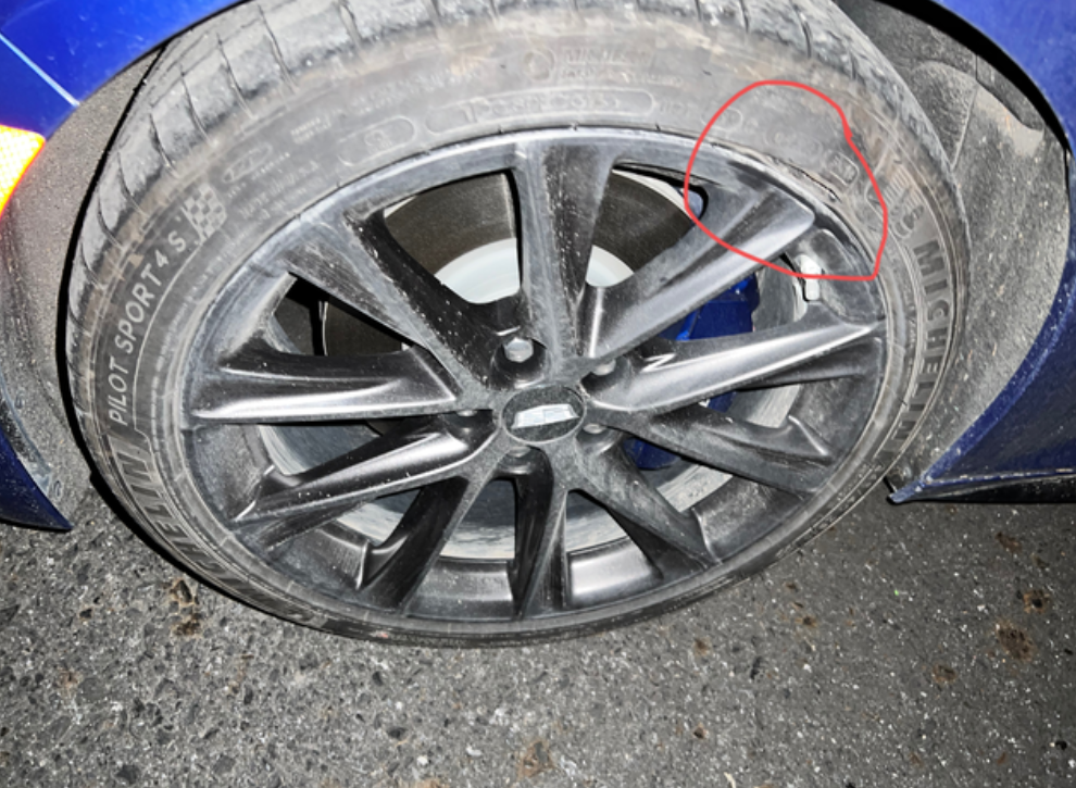 CT5的米其林防爆胎这么容易鼓包吗！我前两天应该是车速过快，大晚上的有个坑没看