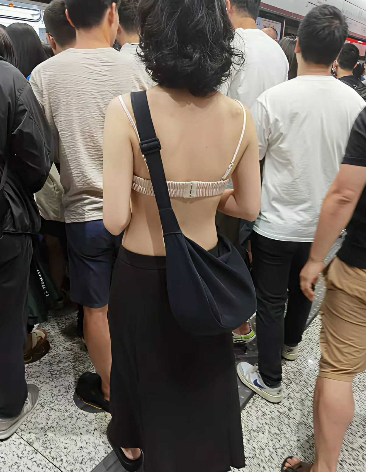 今天看到一美女，真敢穿，不过确实也很美