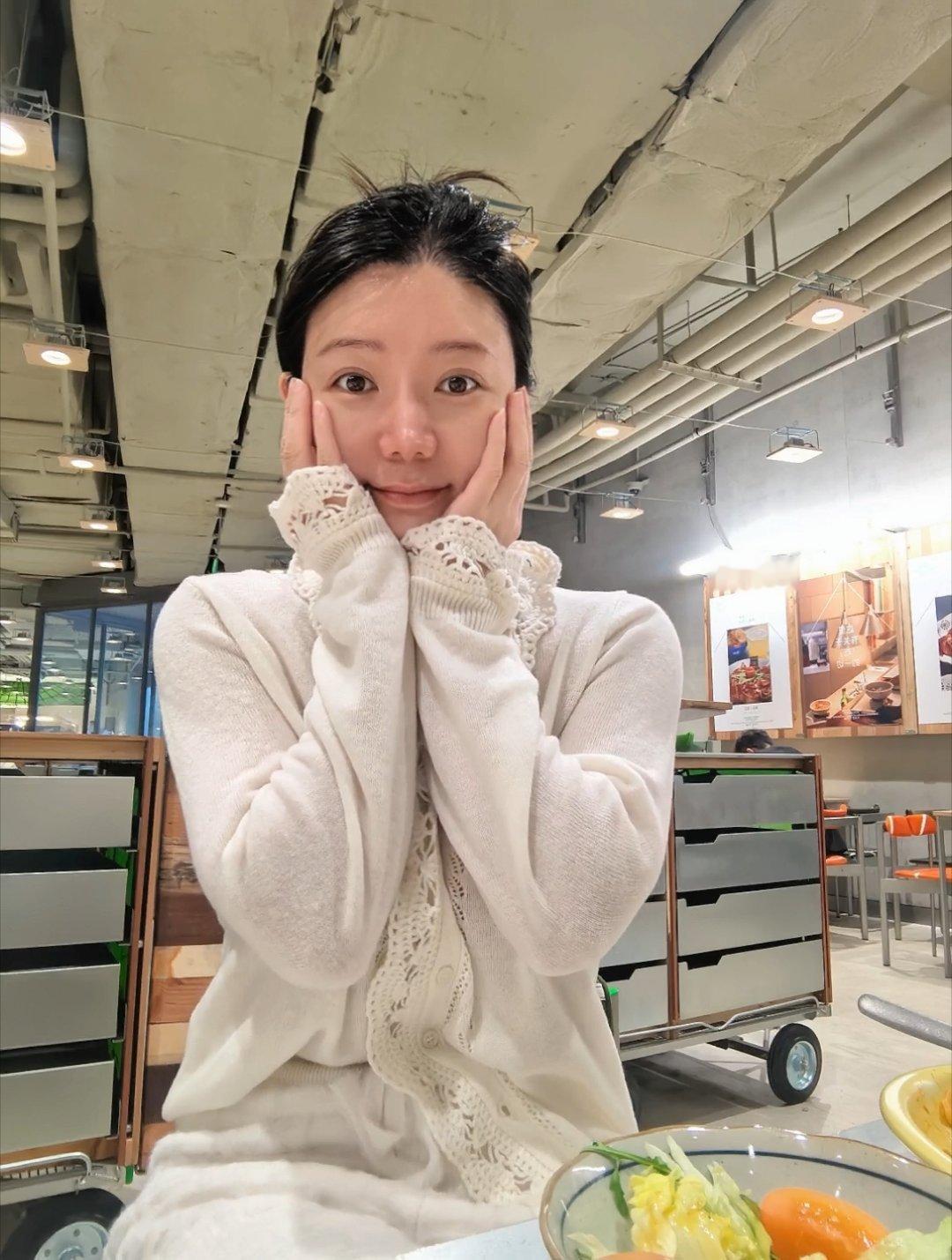 和朋友到楼下美食街吃饭发现以前我总吃的那家西北菜改成了西式菜“油泼面”改成了“油