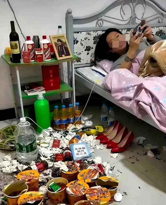 贵州贵阳，外卖小哥送餐发现女子床上躺平，地上垃圾成堆。这位外卖员在贵阳的