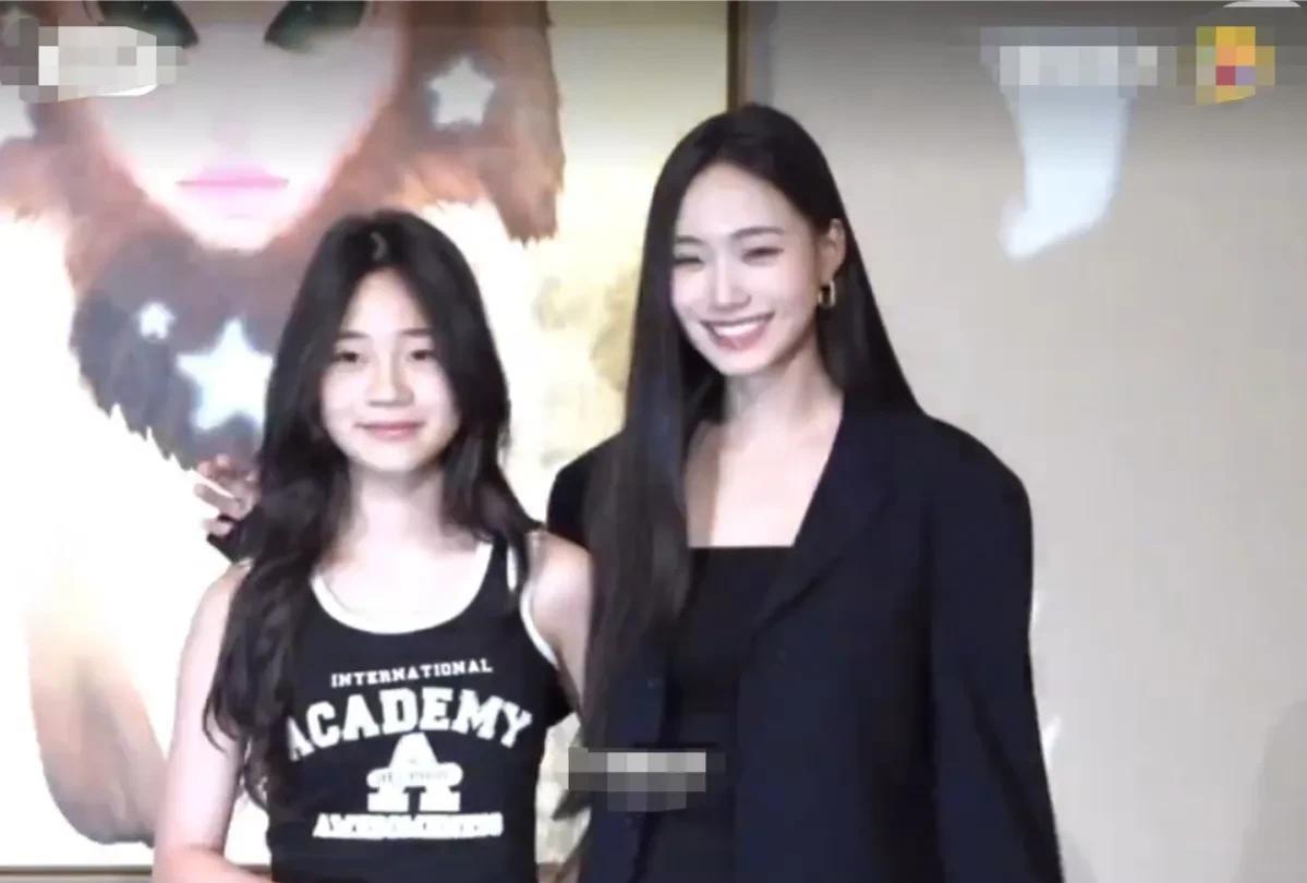 小S二女儿Lily（许邵恩）举办首个个人画展，一家人都来支持，许老三还和姐姐一起