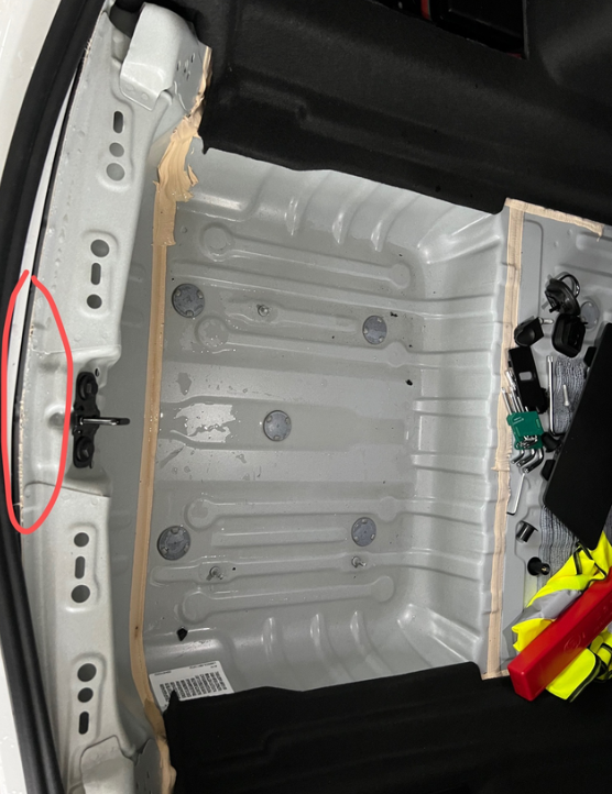 新车俩月，后备箱有积水怎么处理，两边看了没有流水的痕迹，4s店说是后备箱胶条流进