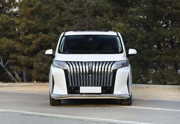 想当年，丰田埃尔法加价30万提车。明星保姆车。机场接送标配。那车标就是社交硬通