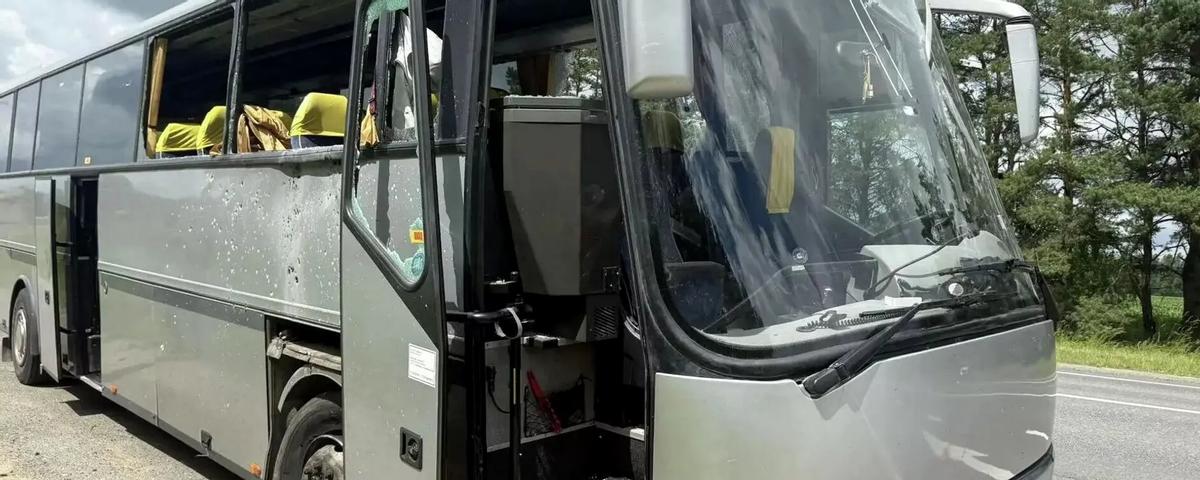 泽连斯基这回彻底捅破天了！载着28名少年球员的民用大巴，遭无人机撞击，底线彻底破