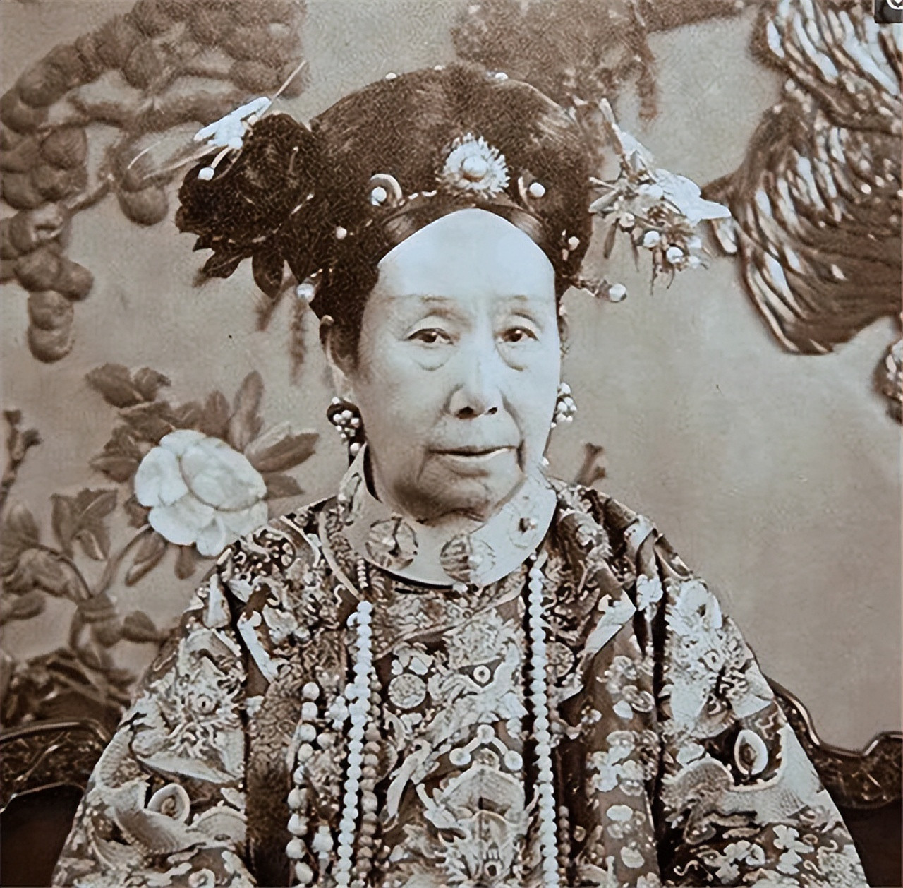 1867年，慈禧太后正躺在床上休息，12岁的同治皇帝突然闯了进去，指着床上的男人