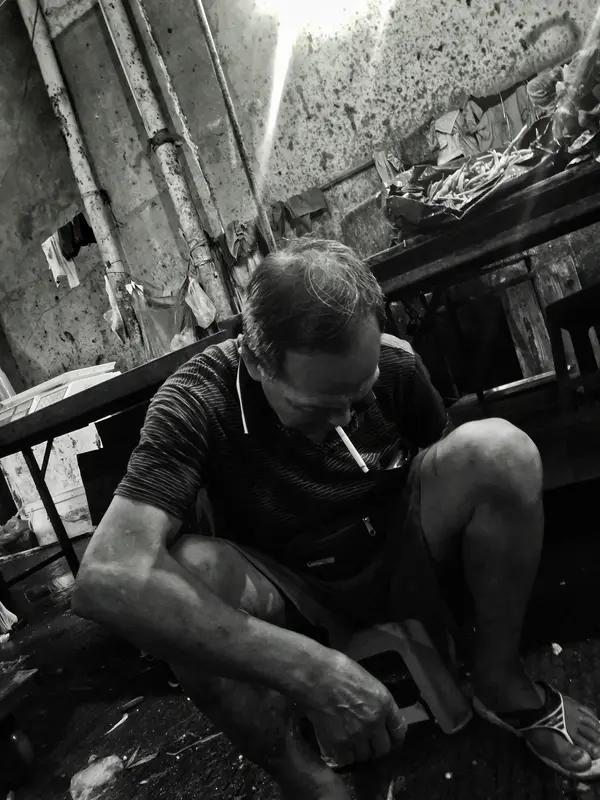 下岗工人最大的心愿，无非就是生活能安稳些。就拿我认识的一位大叔来说，他下岗后，家