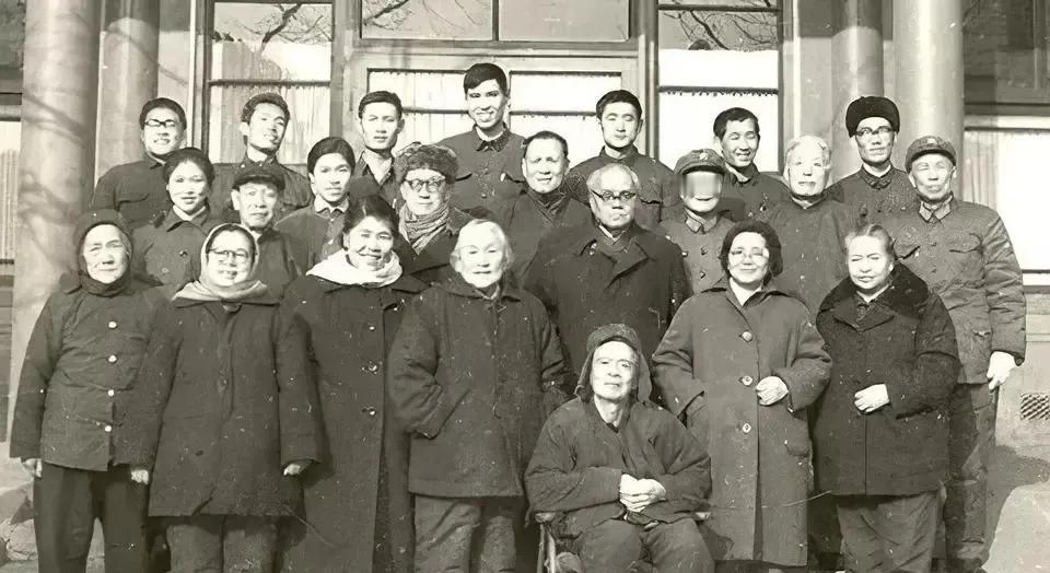 1937年，地下党员涂作潮，正和一个米店老板打牌，谁知打着打着，米店老板却突然看