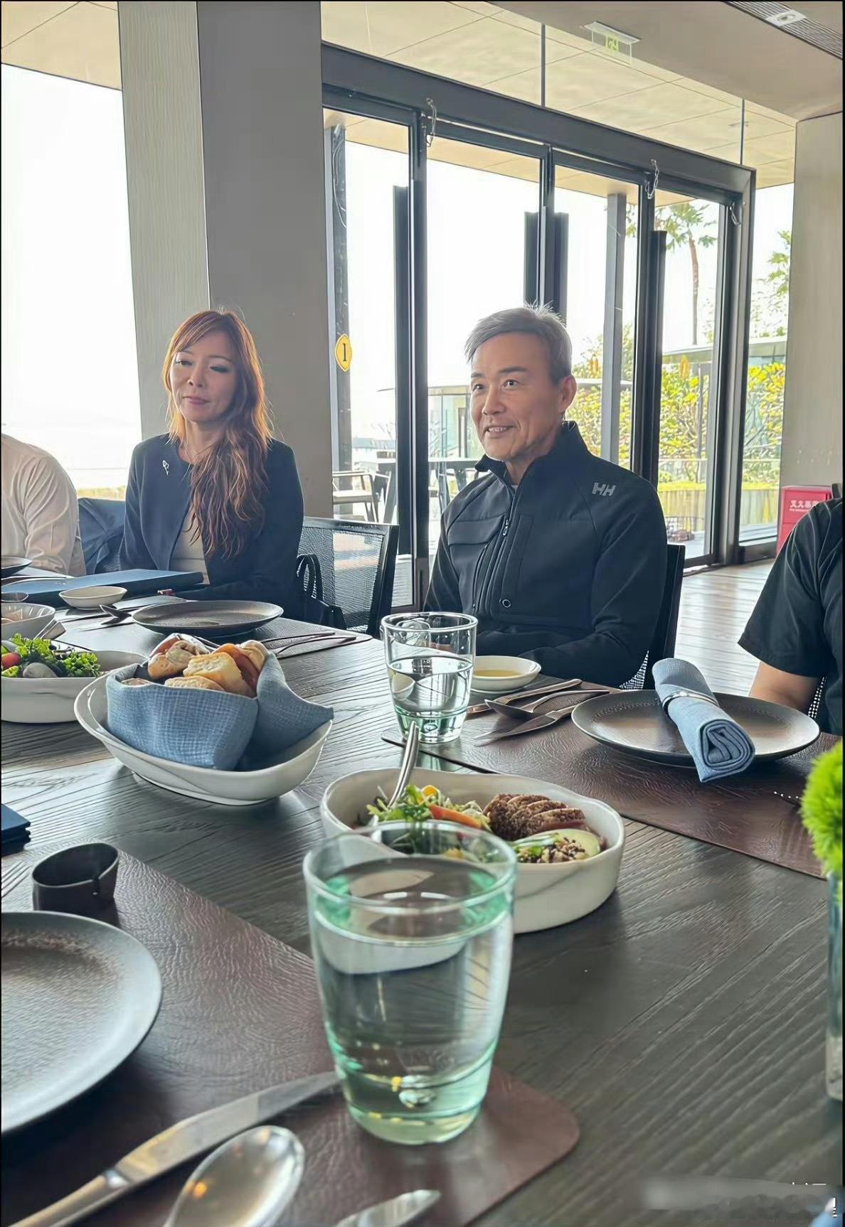 万科总裁王石的状态挺好的，这看上去哪有75，顶多就是57岁吧。​​​