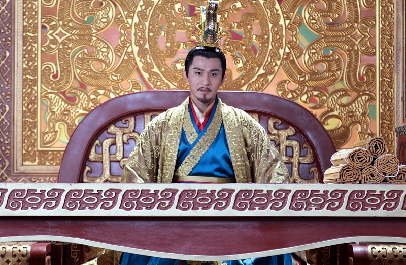 杨坚得以顺利完成夺权，几乎踩中了历史递来的所有有利条件。周宣帝猝然暴亡，留下的继位幼帝年仅八岁，根本