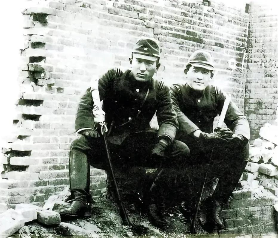 “百人斩杀人竞赛”，向井敏明杀害了106人，野田毅杀害了105人，两人在1948