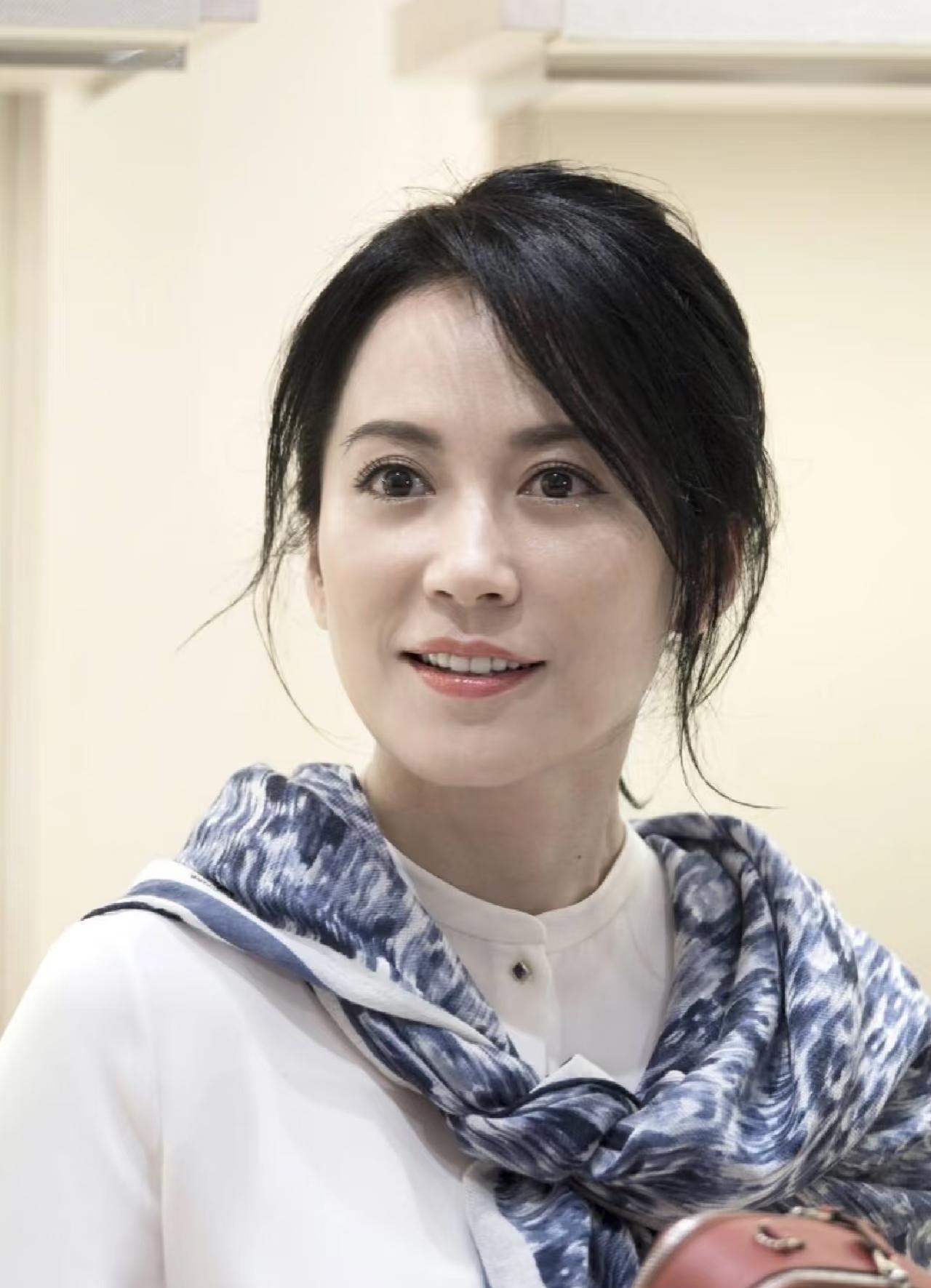 年轻时是真不显年轻，老了也真不太显老。能量守恒。感觉她和许晴一挂的，年轻时只是