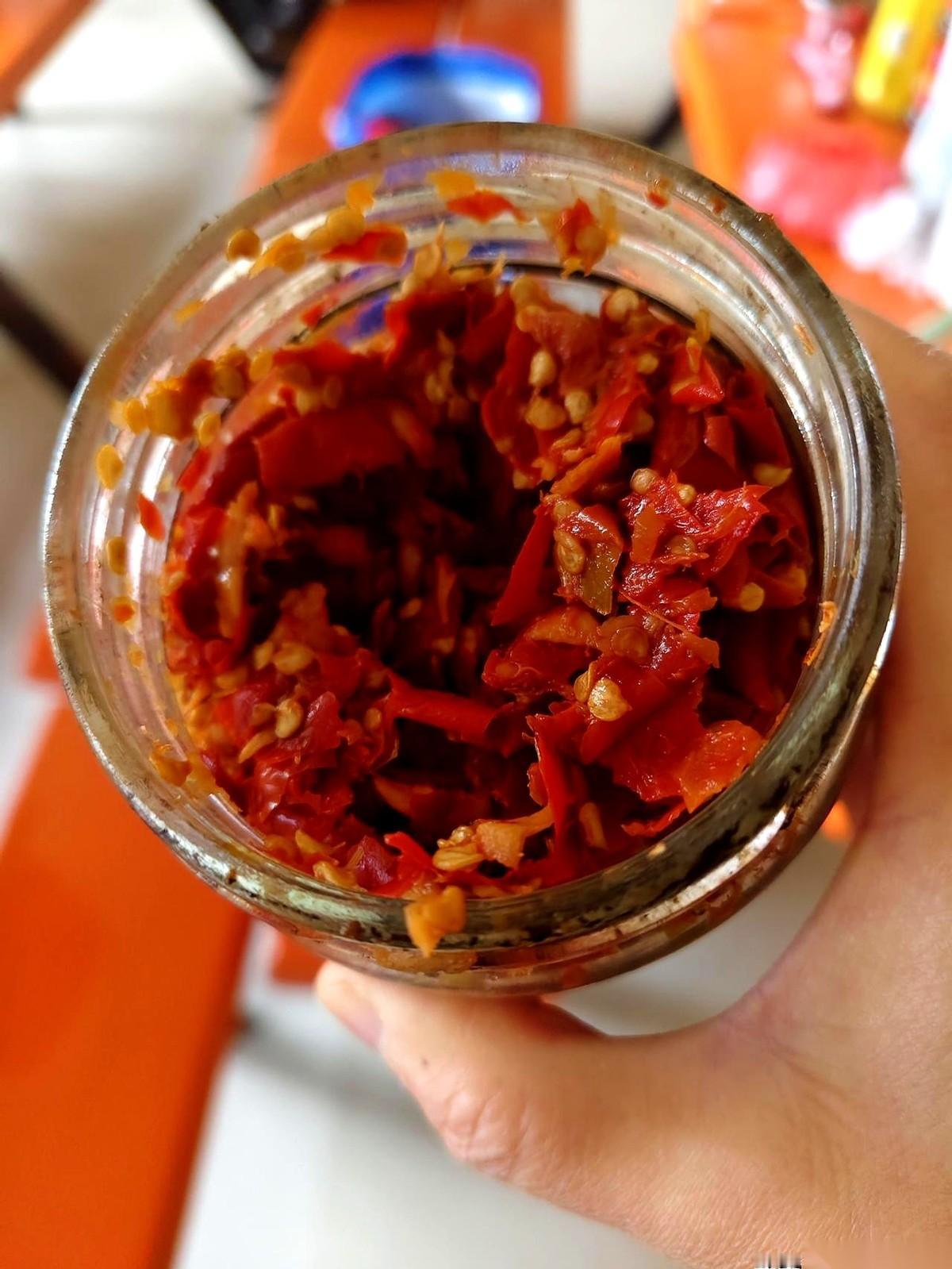 十二点二十分的食堂，菜盘子比我的脸都干净。食堂阿姨两手一摊，一脸“我也没办法”