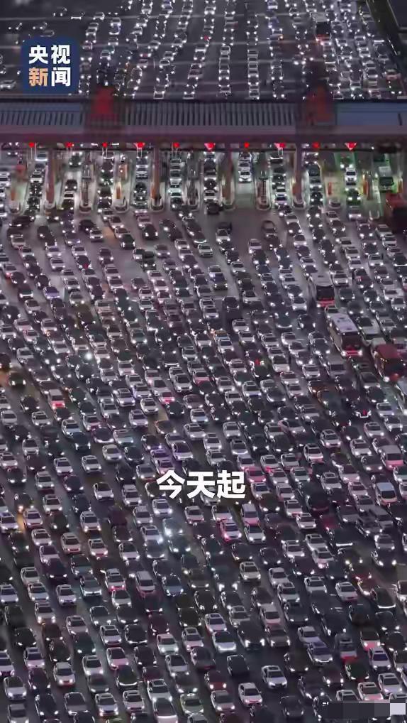 10月7、8日这两天，安徽全椒的吴庄收费站火了，直接登上热搜。它可是中国最大的收
