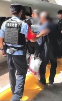 洛阳龙门高铁站，一位老父亲接到噩耗，女儿在江苏淮安出事，他和老伴急着赶往淮安见最