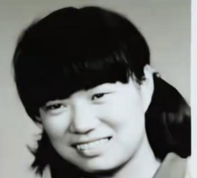 邓文迪是以年龄优势去勾引比她大好几十岁的老男人，她在十八九岁就勾引那个50来岁的