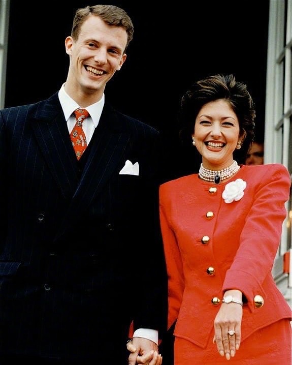 1995年5月31日，丹麦的约阿希姆王子（PrinceJoachim）宣布与亚