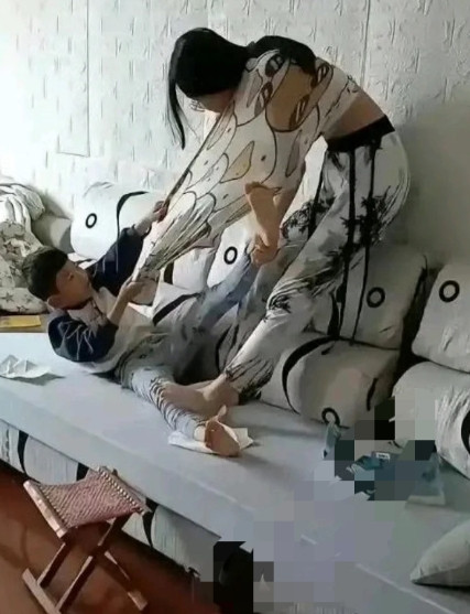 姐弟两天天打架，什么时候才能不打！沙发上的“战场”“哎哟喂，又打起来了
