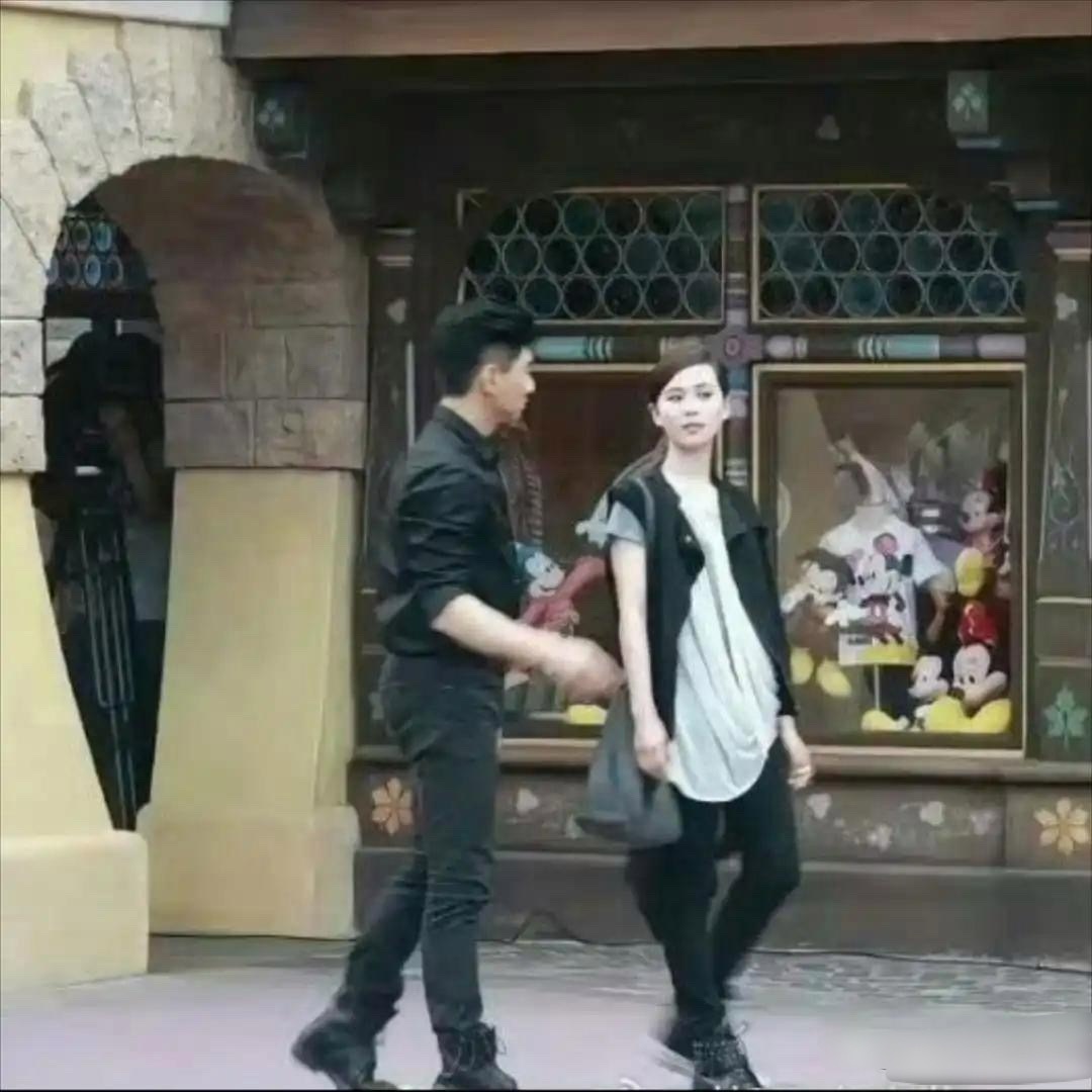 早年拍完《步步惊心》后，吴奇隆和刘诗诗一同出游，一个26岁，一个43岁竟如此搭，