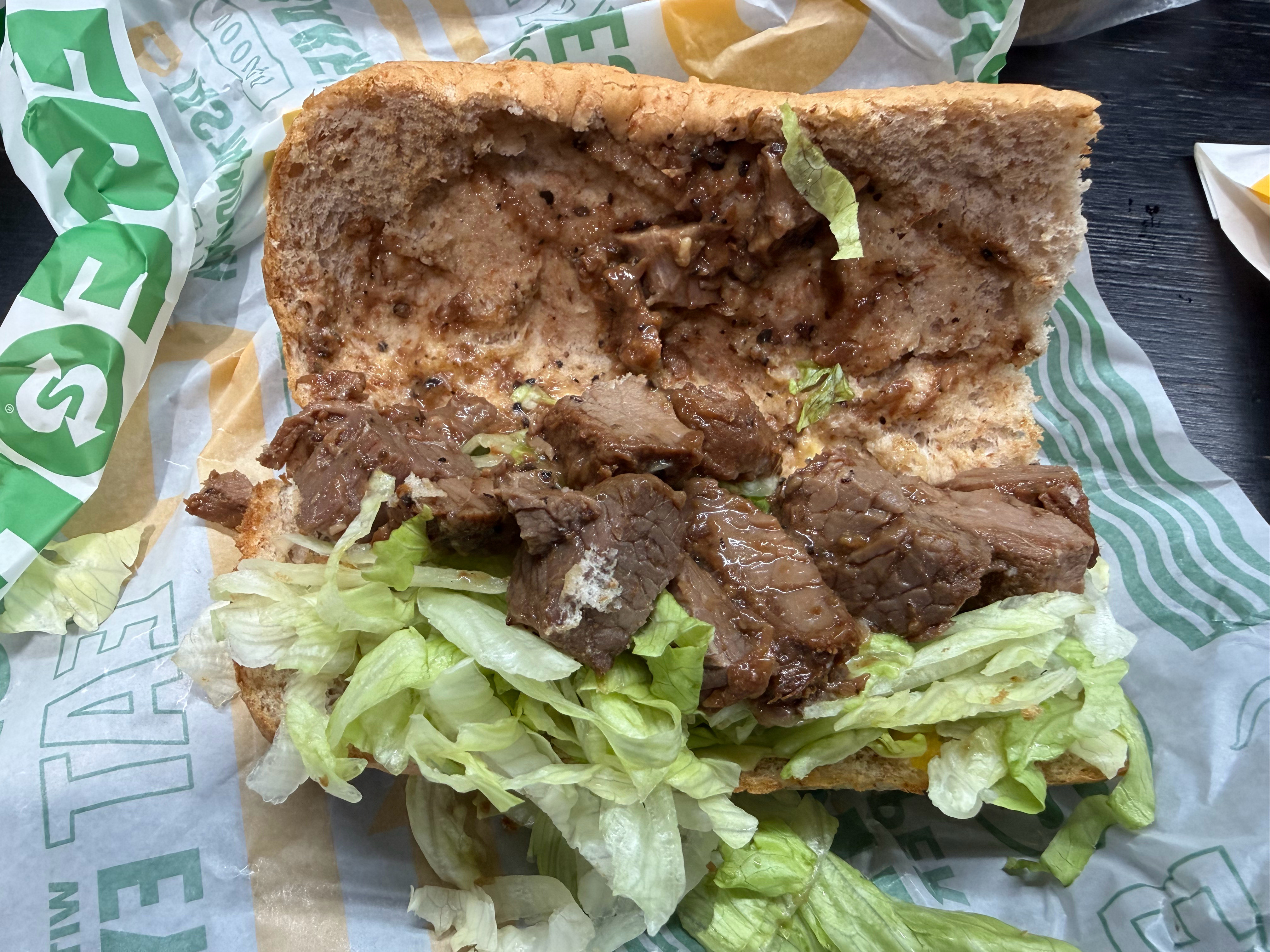 今天换了一家赛百味门店点了个跟昨天一模一样的厚切牛肉三明治13粒牛肉